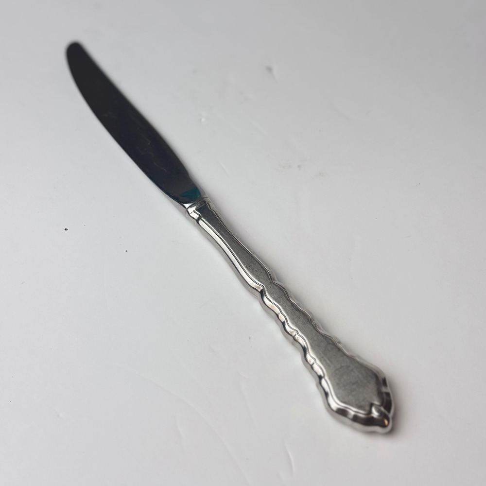Oneida Michelangelo Stainless Steel Dinner Knife Vintage Ornate Scalloped 9.25in